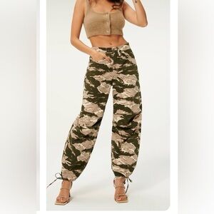 Camo Wide-Leg Cargo Pants in Green & Tan